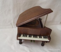 Zongora alakú fa poháralátét
