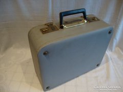Kisméretű koffer , táska