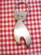 Macska alakú fém sörnyitós kulcstartó