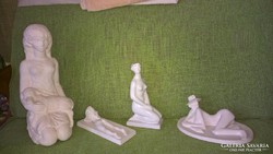 Női szobrok közül a fekvő kalapos Slomyrnak