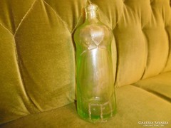 Zöld felíratos szódás üveg