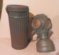 régi háborús gázálarc dobozával együtt