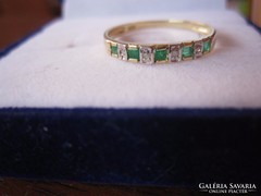Tömör arany gyűrű smaragd és brill csiszolású gyémánt kővel