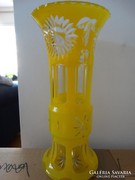 Sárga opálüveg, kétrétegű, hántolt, metszett üvegváza 