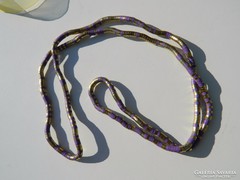 An interesting chain of gold and purple metal rings