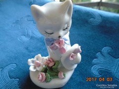Plasztikus virágokkal,kalappal-cica kisasszony-9 cm