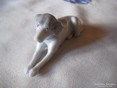 Miniatúr kutya figura   8 x 3,5 cm ,  bal hátsó lába törött   jelzett
