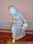 Anya gyermekével biszkvit szobor