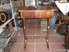 Antik diófa varró asztal