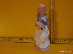 Kedves porcelán lányka figura virágcsokorral