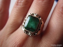 Fenséges, fonott mintájú ezüst gyűrű nagy smaragd kővel