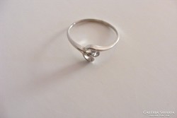 Ezüst gyűrű gyémánt hatású cirkonnal.