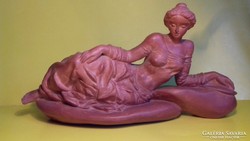 Tóth Vali terrakotta fekvő nő szobor