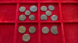 15 darab római érme licitre.