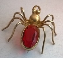Régi aranyozott pók bross kitűző nagy piros kővel