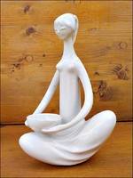 Ülő lány tállal , porcelán szobor 