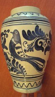 EREDETI korondi fazekasmester,Bíró Árpád munkája.Öblös,madár és virágmotívumos, 25 cm magas váza.