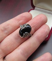 Ónix köves ezüst gyűrű markazit díszítéssel