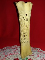 Antik népművészeti remek : dús kézi faragású magyar motívumos szürke marha csont váza  27 x 10 cm