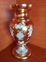 Bohémia váza aranyozott plasztik virágdíszekkel