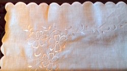 59 X 59 cm white machine embroidered tablecloth x