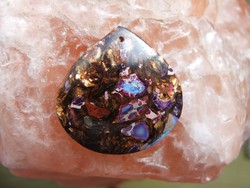 Bornit kő medál lila-arany