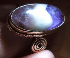 925 ezüst gyűrű 19/59,7 mm, chevron ametiszt kővel