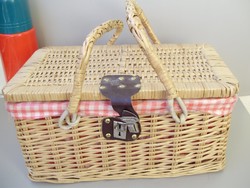 Retro fonott uzsonnáskosár piknik evőszközökkel