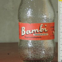 "Bambi narancsízű szénsavas üdítőital" csatos, címkés üdítősüveg