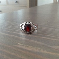 Régi ezüst gyűrű gránát kővel