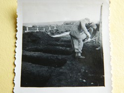 II világháborús sírt ásó "hadifoglyok" (Keleti front)