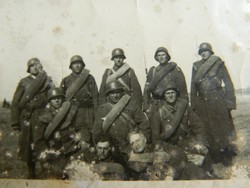 II. világháború katonák teljes felszerelésben a mezőn (keleti front)