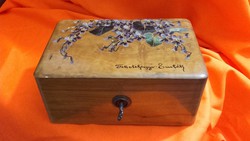 Gyönyörű lila ibolya mintás festett régi fa doboz szép kulccsal, feketehegyi emlék felirattal. 18cm.