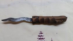 Antik faragott nyelű hullámos pengéjű kés eladó!