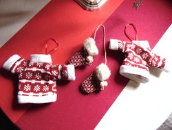 Mini kötött pulcsi és kesztyű karácsonyfadísz 