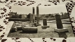 Fekete-fehér képeslap: Szombathely, Isis templom