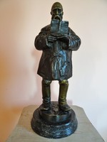 Beszédes János László "Kántor" című bronz szobra.