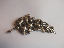 Retro oak leaf acorn brooch badge in antique silver color
