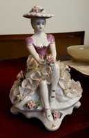 19 cm barokk porcelán balerina csipkés, rózsás ruhában, hibátlan+1 ajándékba