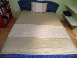 Ágyterítő. Diszkrét színvilág, elegáns ágytakaró 190x190 cm párnahuzattal olajzöld fehér hímzett