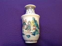 Kínai, régi  tájképes kicsi váza, kézzel festett