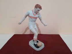 Focista figurális porcelán szobor