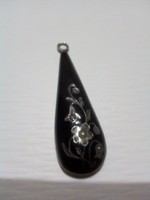 Antik fekete zománcozott, gyöngyberakásos csepp formájú medál virágmintával
