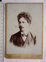 FOTÓ FOTÓGRÁFIA FÉNYKÉP MŰTERMI JELZETT KEMÉNYHÁTÚ ELŐKELŐ ÚR FÉRFI KÉP BUDAPEST cca. 1890