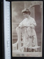 FOTÓ FOTÓGRÁFIA JELZETT FÉNYKÉP KEMÉNYHÁTÚ ELÖKELŐ DIVAT HÖLGY DÁMA KÉP POZSONY BRATISLAVA cca 1900