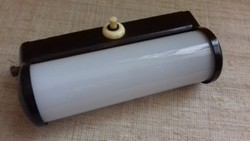 Régi bakelit foglalatos kapcsolós fali lámpa tejüveg burával vezetékelve