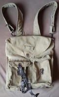 Katonai hátizsák, füstmentes és háziállat mentes környezetből a hátizsák mérete:27cmX27cmX10cml. 