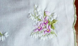 Gyöngyvirágos, gépi hímzéses, fehér vékony vászon asztalterítő, abrosz  82 x 82 cm