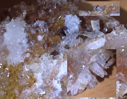 Creedite kvarc geóda, hegyikristály bébikkel és szfalerittel