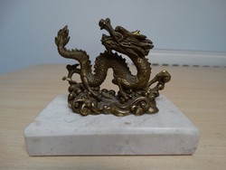 Kinai bronz sárkány , márvány talpazaton !